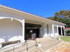 雲仙お山の情報館の別館。
ここでは荷物を預けることが出来ません。
トイレは借りることが出来ます。
それにしてもきれいな建物です。