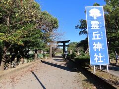 時間を有効に使いたいので、早速散歩に出かけよう。
島原鉄道の踏切を渡って少し歩くと神社がありました。