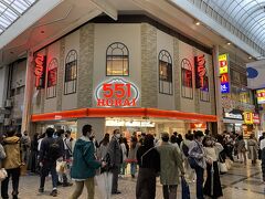 13時半、お昼ご飯は「551蓬莱」本店レストランへ。
有名な豚まんを買い求める人の行列。