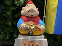 戎橋筋商店街のマスコットキャラクター「えびたん」マルイ前にて。