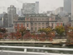 リムジンバスから見えた中之島、レトロ建築の大阪中央公会堂
雨は小降りになったかな。