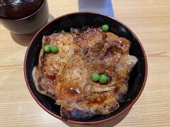 帯広駅中。
豚丼の「ぶたはげ」本店。
11:50頃。1人客が2組並んで待っていました。少し待って入店。四枚乗せのスタンダードを注文。豚が香ばしくてタレが美味い！
タレはテーブルにも置いてあり追いダレも可能。しつこくない美味しいタレでご飯もかき込んでしまった。