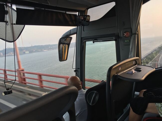 「4月25日橋」の上をバスは走ります。