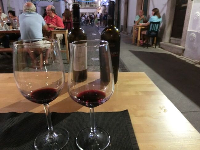 夕食は、機内食を食べているのでパスし、ワインだけ飲む事に。<br />23時近いのに、こんなに賑わっています。