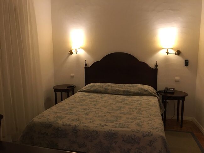 夜遅くにエヴォラに到着。ホテルに荷物を置きます。