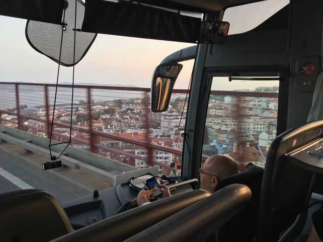 リスボンの空港に着いた後、バスターミナルまでタクシー移動し、バスでリスボン→エヴォラの移動です。<br /><br />リスボンを走るバス。白い町並みが綺麗です。