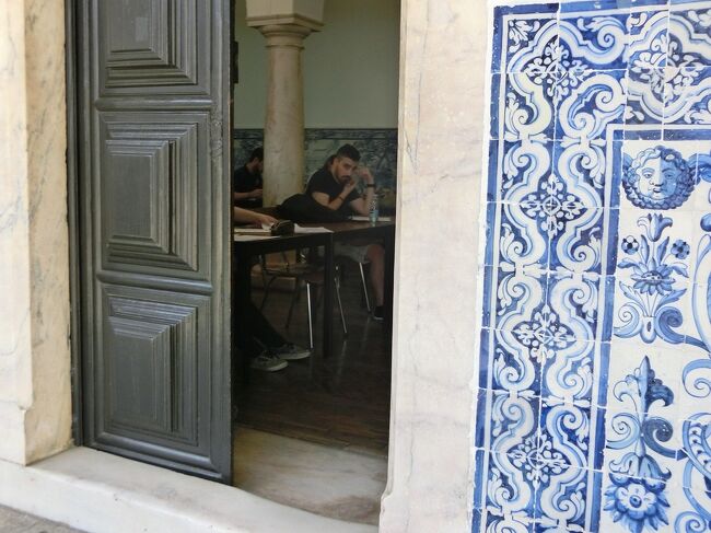 こちらの教室は授業中みたいです。