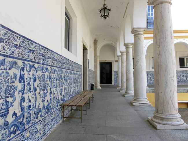 エヴォラ大学構内の廊下<br />アズレージョが美しいです。