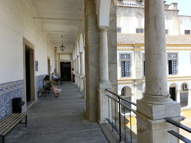 学生さん達もポツポツ居て、「本当に大学なんだな」と改めて思いました。