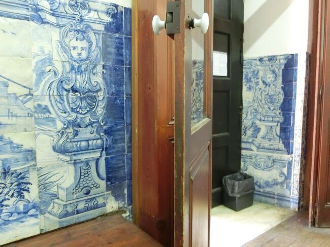 こちらもエヴォラ大学構内<br /><br />外に出ます。