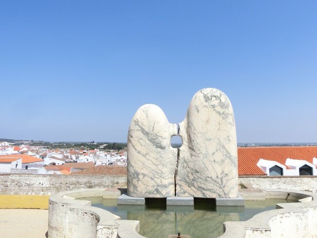 日本人彫刻家 北川晶邦氏の彫刻 「波立つ海の中に光る満月」