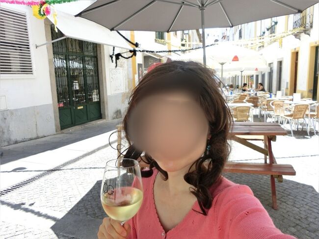 ワインを飲んで一息ついたら、タクシーで、モンサラーシュへ移動します。<br />（バスは本数が少なく、時間が合わない為、タクシー使用。68ユーロでした）。<br /><br />モンサラーシュは白い村で、日本でコマーシャル撮影にも使われた事があります。