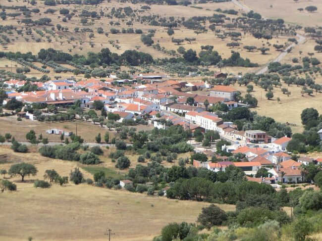 広大な景色の中に白い村