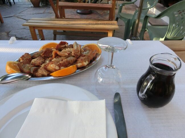 お昼を抜いていたので、早めに夕食をとります。<br />小さな村なのでレストランは限られています。<br />お肉と赤ワイン。<br /><br />夕陽が沈むのを見たいので、それまでに間に合うように食べ始めました。