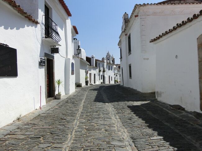 どこを見ても白い村。