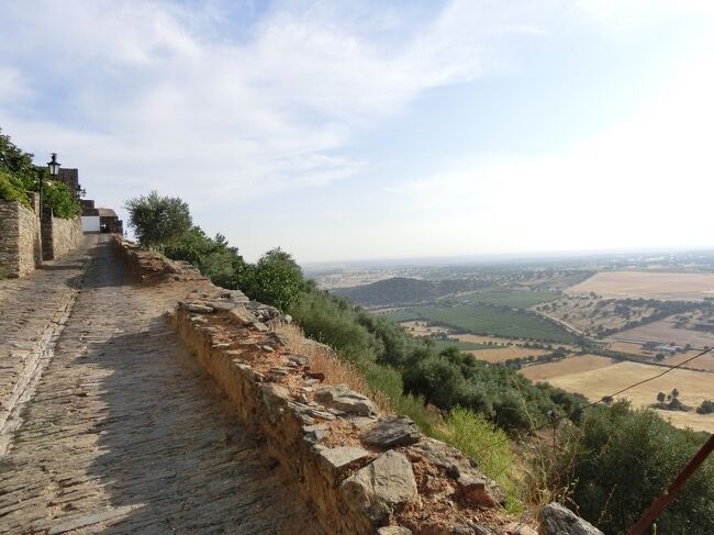 モンサラーシュは、白い建物が綺麗なだけでなく、見下ろす景色も雄大です。