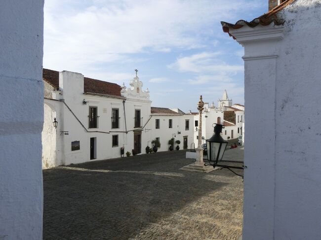 ホテルを出て、モンサラーシュの街を歩きます。<br />