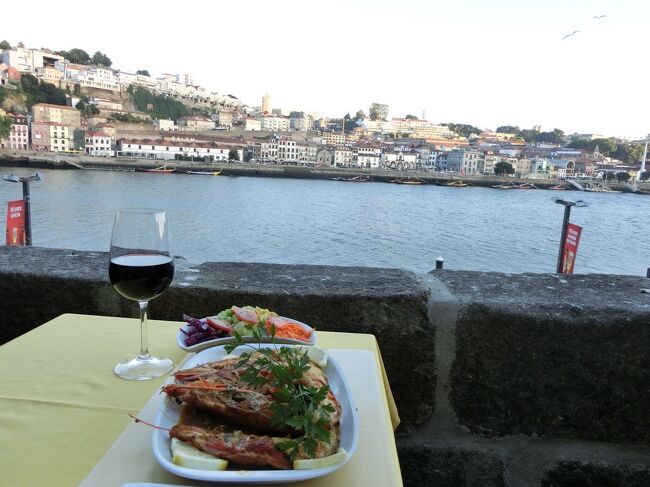 ドゥロ川を眺めながら、ワインとタイガーシュリンプ。気分良いです！　<br />、、が、この後、トンビ（？）大きい鳥が、お皿目掛けて、すごい勢いで飛んできて、一瞬で、シュリンプを１つ、かっぱらって行きました😵