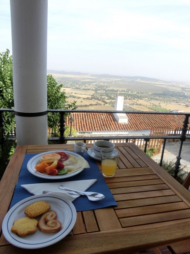 翌朝です。ホテルの朝食。<br />こんなに眺めが良いのです！