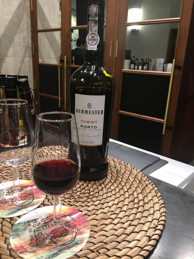長い移動時間を経て、夕方、ポルトに到着しました。<br />ホテルのウェルカムドリンク。<br />ポートワイン（トゥニーポート）です。<br /><br />名前は忘れましたが、<br />4ッ星ホテル（2泊で4万4千円）でした。