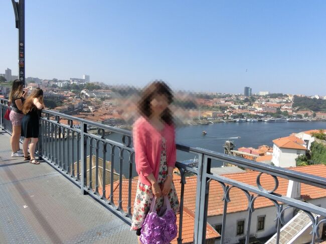 オレンジの屋根が太陽に燦々と輝いています。