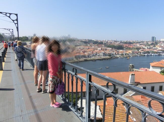 ドン・ルイス一世橋の上からドゥロ川を眺めます。<br />記念撮影。