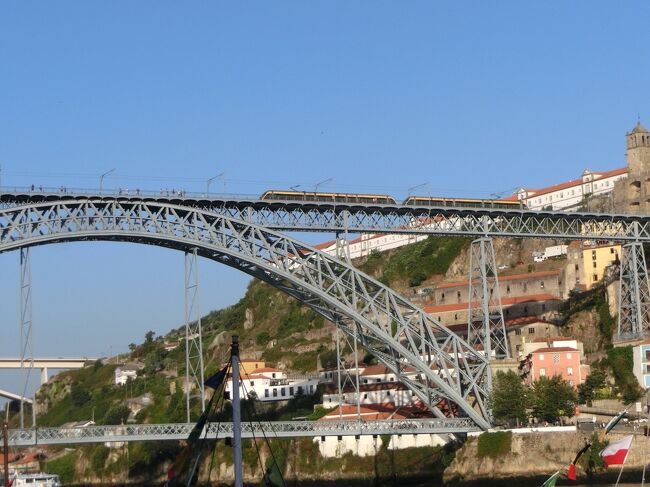 外に出ます。夏なのでまだ明るいのが嬉しい。<br />ポルトのドンルイス一世橋。