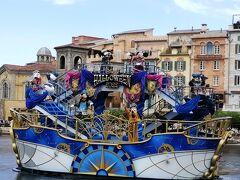 久しぶりのソアリンを体験しただけで、もう十分。
あとは、娘のお供だけ。
・・のはずがディズニー・ハロウィーン・グリーティングが始まったら、つい撮影に走っちゃう。