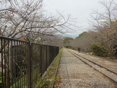 蹴上の駅に行く前に、舟を運ぶための鐡道、インクライン跡地
を見に。春は桜がきれいなところのようです。