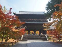 また東西線に乗り、蹴上で降ります。
永観堂へ向かいますが、途中の南禅寺で三門を見ます。
門もすばらしいですが、その先に紅葉が見え引き寄せられました。