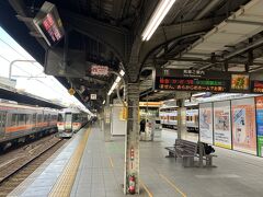 名古屋駅から特急ひだで出発します。