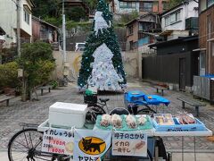 呼子いこいの広場のクリスマスツリーにはイカや魚の干物が飾られていました。
イカはこのお店が唯一だったかも…
朝市通り　佐賀県唐津市呼子町呼子