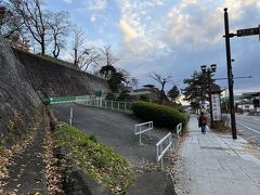 公園の西側に『吹上門』口がありますので、ここから中に入ることにしました。

盛岡城は別名『不来方（こずかた）城』とも呼ばれています。