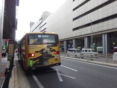 堺市中心部を東西に結ぶ重要な足、「堺シャトルバス」。
南海線堺駅と、高野線堺東駅の間を結ぶ。運賃は均一、休日でも1時間当たり6本ほど走り便利。南海バスが運行するが専用塗装。