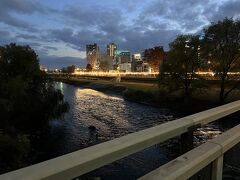 北上川に架かる『旭橋』を渡ると、夕闇の中川縁の照明が一際明るく映りました。