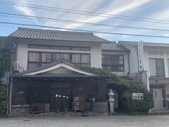 大三島にある旅館茶梅に宿泊です。
明治初期創業、大山祇神社の指定宿になっている由緒ある旅館です。

チェックイン手続きをしてお部屋へ。