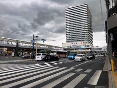 阪堺線の電停や市役所を通り15分足らずで高野線堺東駅に到着。
駅周囲は手狭に感じるが、大通りに面した西側はこのとおりバスターミナルや駅ビルが充実。