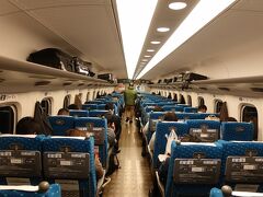 　「早得」でさくら・みずほを取ることはかなわず、新大阪までは「のぞみ」に乗車。比較的空いている傾向にある「のぞみ」も、東海道区間のような混雑でした。
　しかし今回はじめて気づいたんですが、「みずほ」「さくら」の車内販売が廃止された一方で、「のぞみ」では健在なんですね。おかげで酒類、無限補給です。

