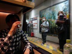 　列車は大阪環状線を抜け、天王寺駅へと入ります。窓の外は金曜日の帰宅ラッシュ。なかなか恥ずかしいでやんす。
　ブルートレインの車内は少し暗く、外の明るいホームとは少し断絶された感があったのですが、明るいウエストエクスプレスでは、お互い同じ次元の空間です。
