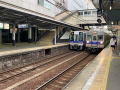 堺東駅。
ここから泉北高速線の終点、和泉中央駅まで往くことにした。
高野線急行が出発すると、その後にすぐ泉北線区間急行が到着する。
その間、普通電車は隣のホームで2本連続退避。