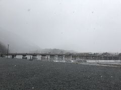 嵐山に着いた時にはすでに雪が舞っていて、渡月橋の向こうも白くなってよく見えない状態でした。