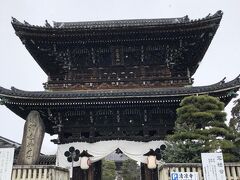 清凉寺を参拝しました。

仁王門は１８世紀後半に再建されたとても立派なものです。