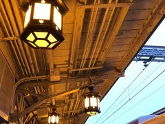 阪急嵐山駅の照明は京都らしい。

色は白色ではなく、暖かい感じがします。