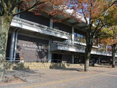 同じく岡崎公園内にあるロームシアター京都（京都会館）は１９６０年、前川國男の設計。
現在はネーミングライツでロームシアターという名前になっていますが、このネーミングライツ、なんと５０年の契約なんだそうです。