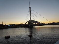 夕暮れ時の高雄港大港橋