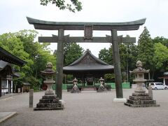 次にやってきたのは水口神社。水口城南駅の裏側にある神社で、この写真は表の鳥居を撮影していますが、実は上の写真を撮影してすぐの所に神社に入る道がありそこから入り鳥居の所までやってきました。
水口の中心部にありとても広い境内を持つ地域の中心になっている神社です。