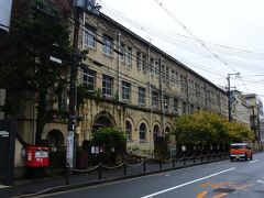 元成徳中学校は元々、昭和初期に小学校として建てられたものです。

昭和初期にはコンクリート造りのモダン建築の小学校が建てられました。


