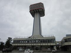 東尋坊に来て最初に目につくのはやはり東尋坊タワー
良い景色が望めるのかもしれませんが、東尋坊と言えば断崖絶壁が売り
遠景も良いのでしょうが個人的には断崖絶壁は近くで見てナンボの気がするので今回はパスしました