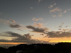 食べ終えてお土産物屋さんをぐるっと見て18時20分、外に出ると雨が上がって美しい夕焼けが見えました。
ホテルに帰って大浴場に行くとお湯がぬるい。お風呂というより温水プールのようです。ボイラー故障だったようですが、その旨掲示しておいてほしかった。沖縄の人のお風呂はぬるめなのかと思ってしまいました(笑)。
歩数は6300歩ほど。乗ってばっかりであんまり歩いていません。
