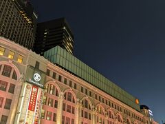 この日は勤務先でコロナ禍以降、初めての忘年会です。
写真は、南海電車なんば駅付近の大手百貨店です。
開始は１８時半からですが、あまり会社にいるのが好きではないので、早々と会社を出ました。